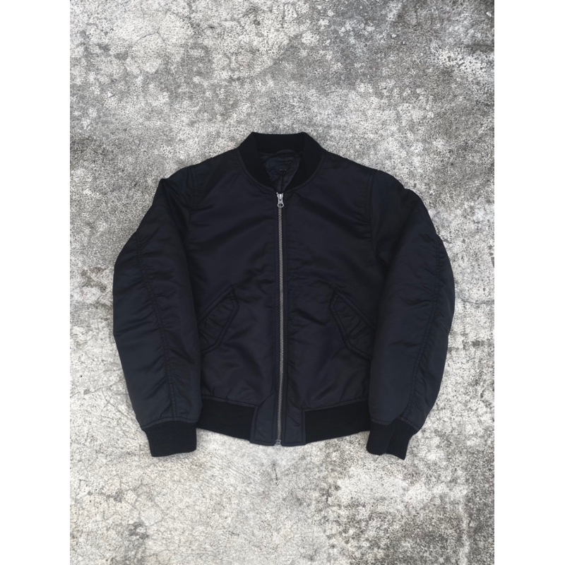 bomber uniqlo hitam