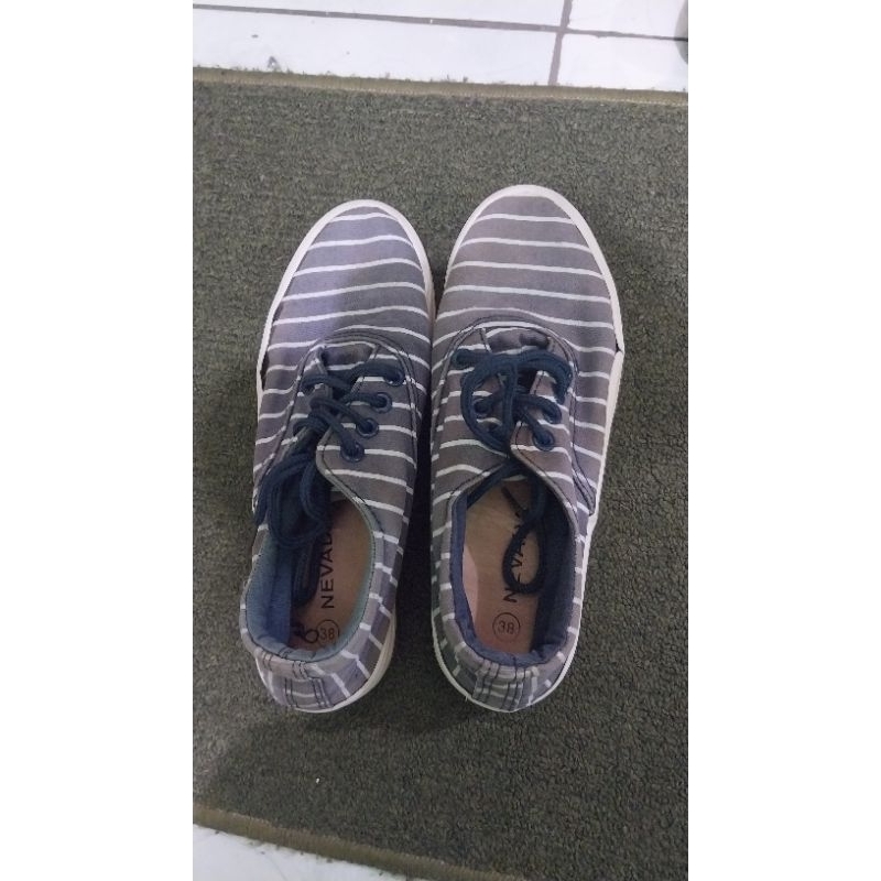 PRELOVED SEPATU NEVADA 38