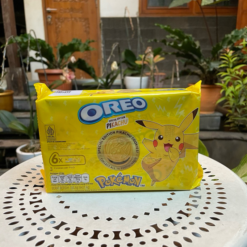 

OREO Special Edition Pikachu Cookies! Pokemon 6 x 27.6g (165.6g) 3 Cookies Per Pack Biskuit Sandwich dengan Krim Rasa Cokelat dan Pisang