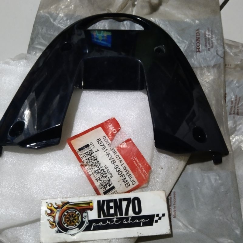 cover rr center lower cover sambungan body belakang bawah lampu stop Vario karbu hitam original 8375
