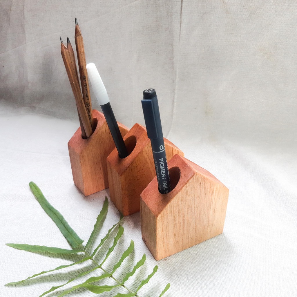 

TEMPAT PENCIL/TEMPAT PULPEN/KAYU MAHONI/SERAT ALAMI/NATURAL OIL