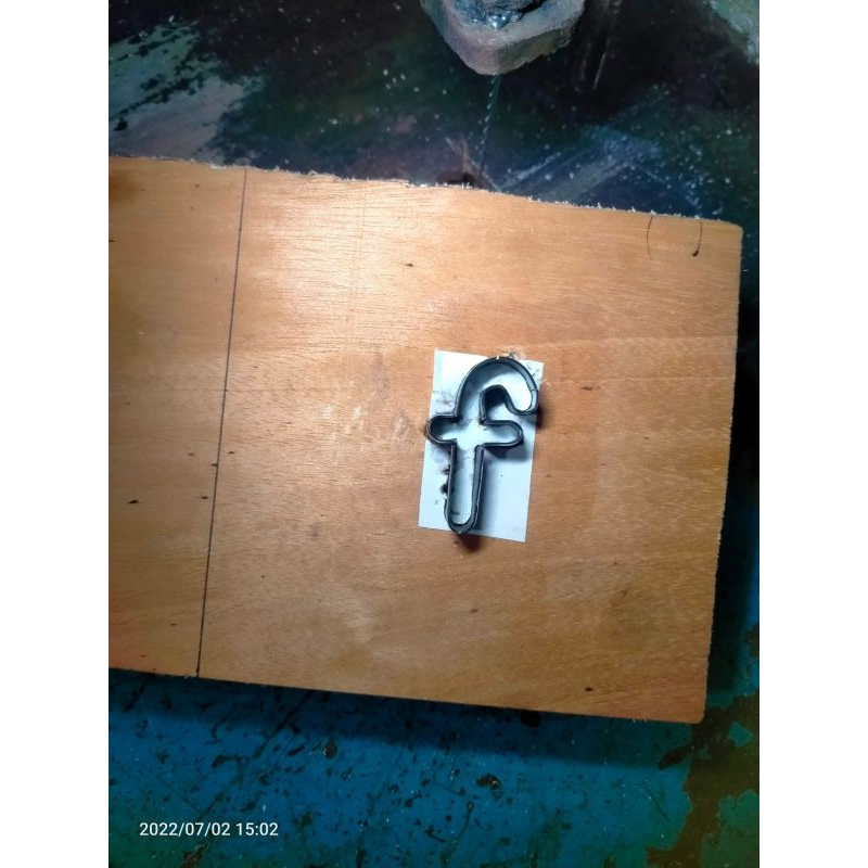 

pisaupond kardus huruf f