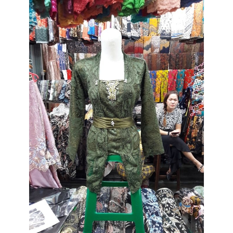 kebaya wisuda modern tile mutiara kutu baru warna hijau lumut