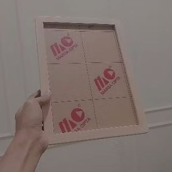 Pigura foto Kayu Jati belanda + kaca akrilik ukuran a4.