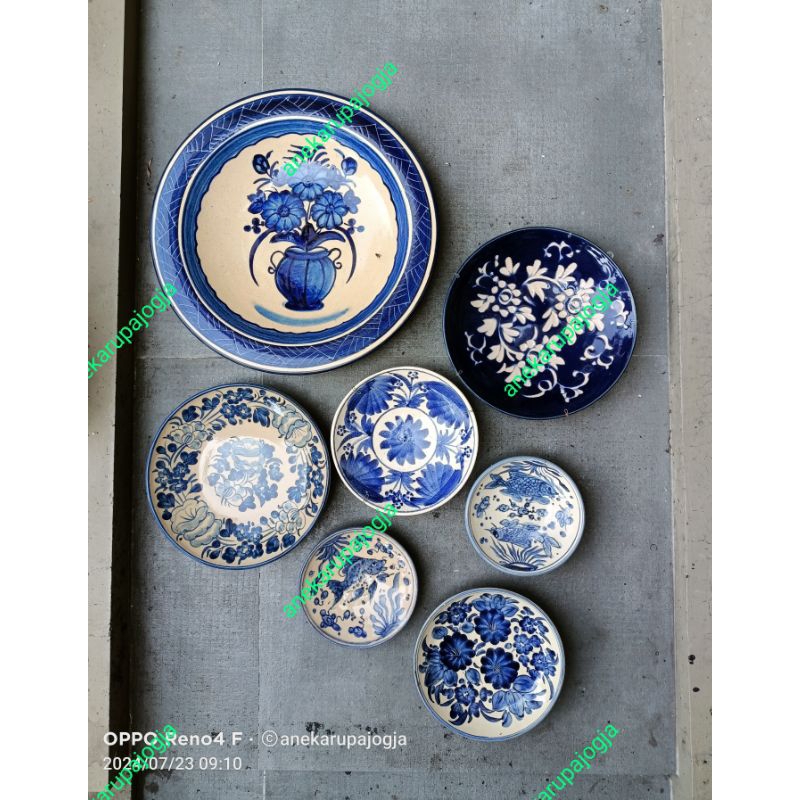 set piring keramik lukis warna biru putih untuk dekorasi hiasan dinding