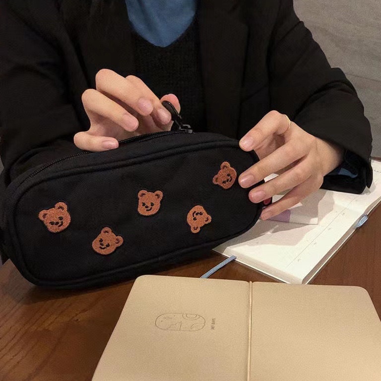 

KODE P33F KOTAK PENSIL PREMIUM KOREAN BEAR PENSIL CASE MAKEUP POUCH TEMPAT PENSIL AESTHETIC KOREA SIMPLE ELEGAN