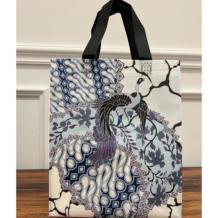 

Cepat LUSINAN TAS GOODIEBAG LAMINASI BATIK NUSANTARA TAS SPUNBOND HAMPERS SOUVENIR Eceran Standing Box