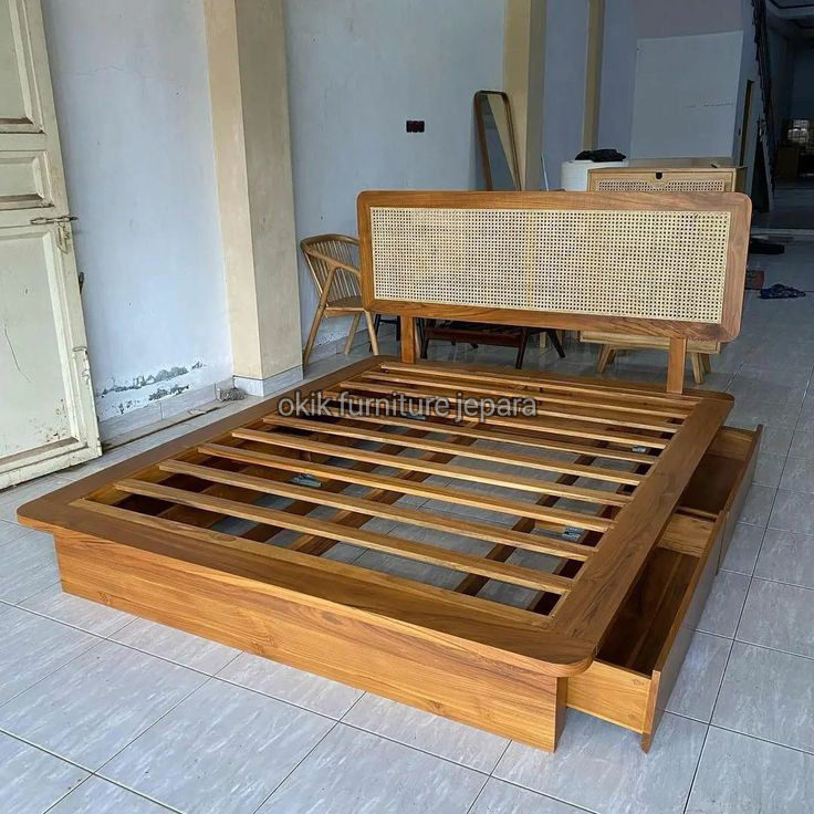 TEMPAT+TIDUR+MINIMALIS+KAYU+JATI+SANDARAN+ROTAN+DENGAN+LACI