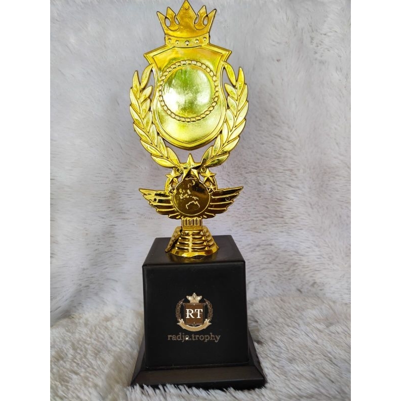 piala figur satu paket 132