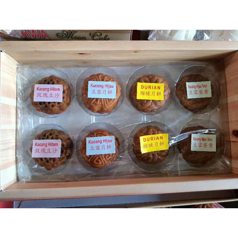 

Mini Kue bulan Sin Chun Hwa (moon cake)1 kotak isi 8pcs 4 rasa kacang hitam, kacang hijau, durian, kacang hijau telur