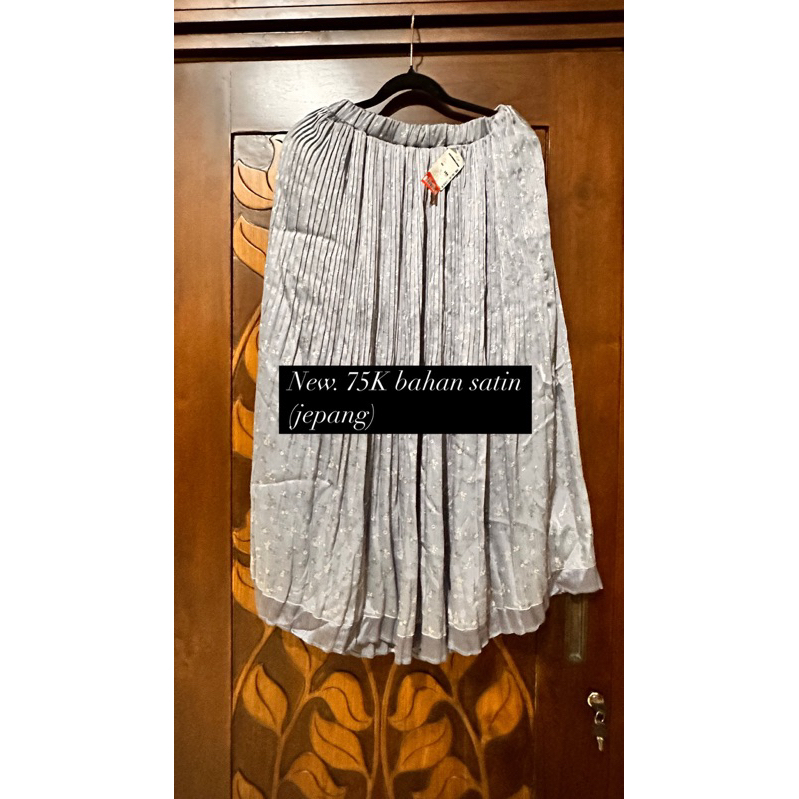 rok plisket motif bunga abu ungu jepang satin