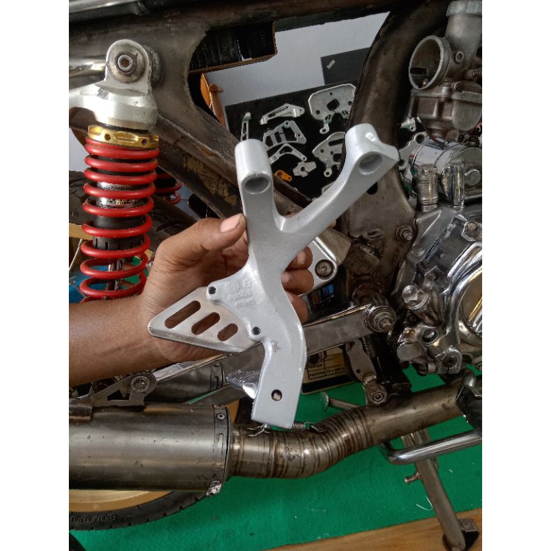 FOOTSTEP DUCATI APRILIA Belakang FOOTSTEP APRILIA