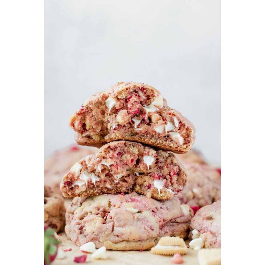 

Strawberry Shortcake Cookie - freshly baked oleh Cotton Bakehouse