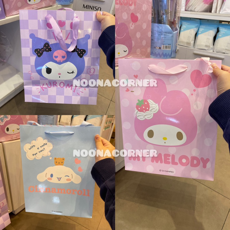 

Miniso x Sanrio Paper Bag Holograpic / Gift Bag / Tas Bingkisan Kado Sanrio (Kuromi / Cinnamoroll / My Melody)