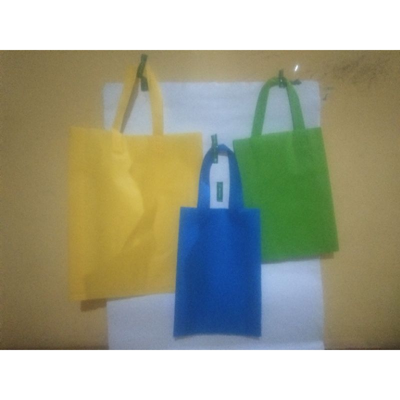 

Tas handle lipat samping ukuran 30x40x10 cm berat 70 gram satu pak isi satu lusin (pcs)