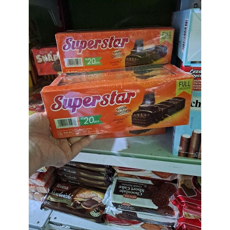 

Superstar Wafer Triple Chocolate 1 box isi 20