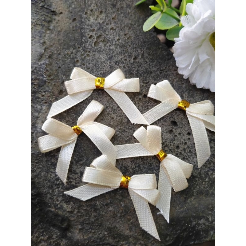 

Pita Tempel Bahan Satin 0,6cm isi 50pita