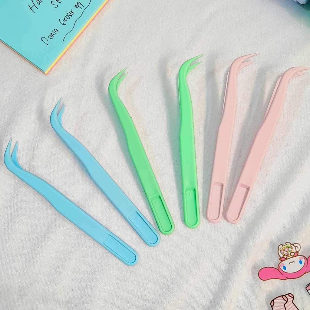 

PENJEPIT STIKER BAHAN PLASTIK READY 4 WARNA PINSET STICKER LUCU BANGET ALAT PENCABUT STIKER KUALITAS TERJAMIN READY GROSIR DAN COD