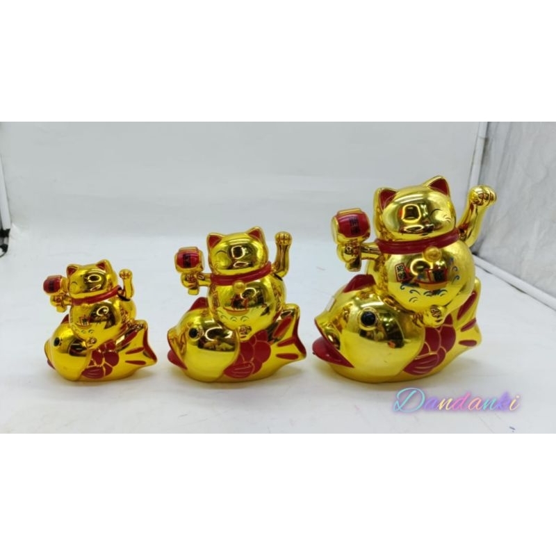 patung hiasan kucing maneki neko warna emas plastik dengan baterai