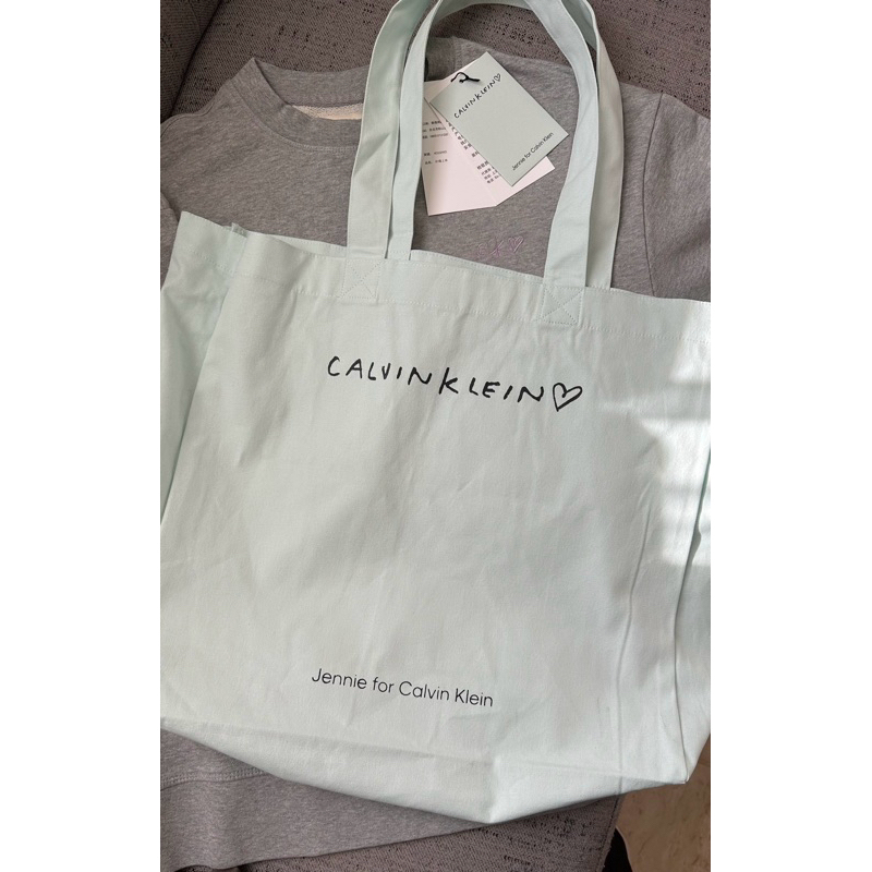 BOLEH NEGO PRELOVED LIKE NEW: CALVIN KLEIN x JENNIE BLACKPINK SWEETSHIRT GREY