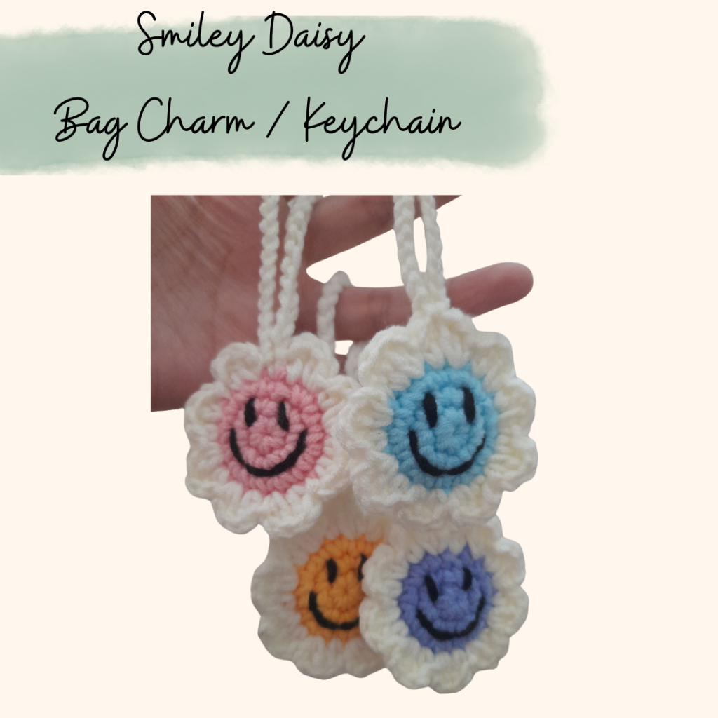 SMILEY DAISY CHARM RAJUT / KEYCHAIN / BAG CHARM CROCHET SOUVENIR by Fluffy Tuffy