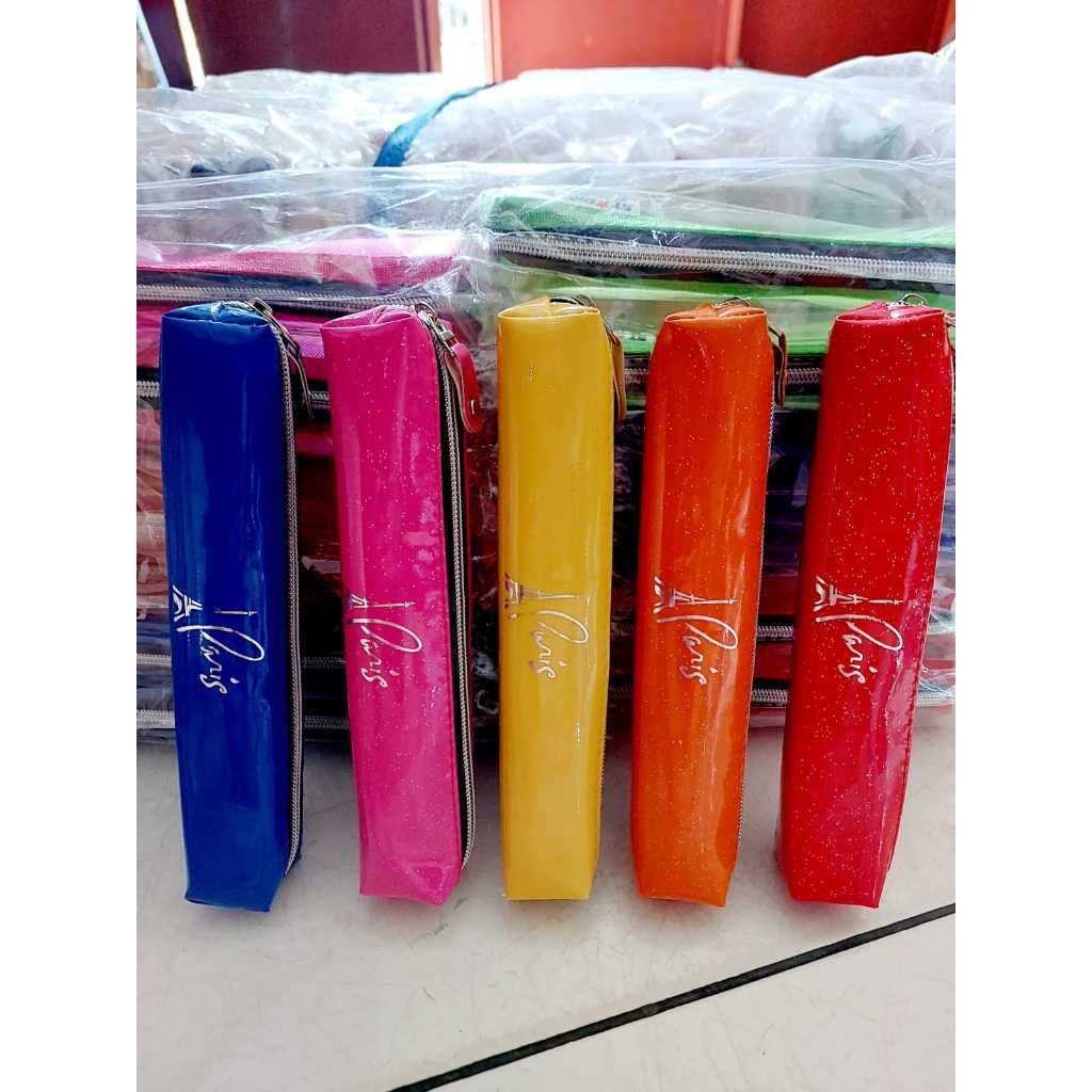 

Kotak Pensil Bahan Kain Kilat Silver Banyak Warna 20x3 cm
