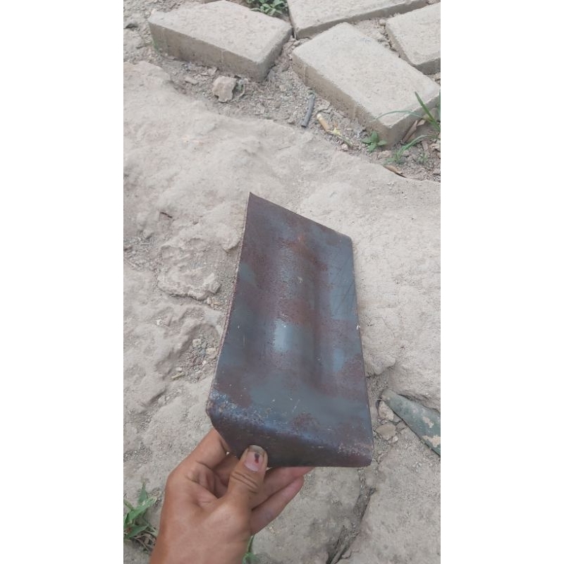 Daunan roda besi traktor