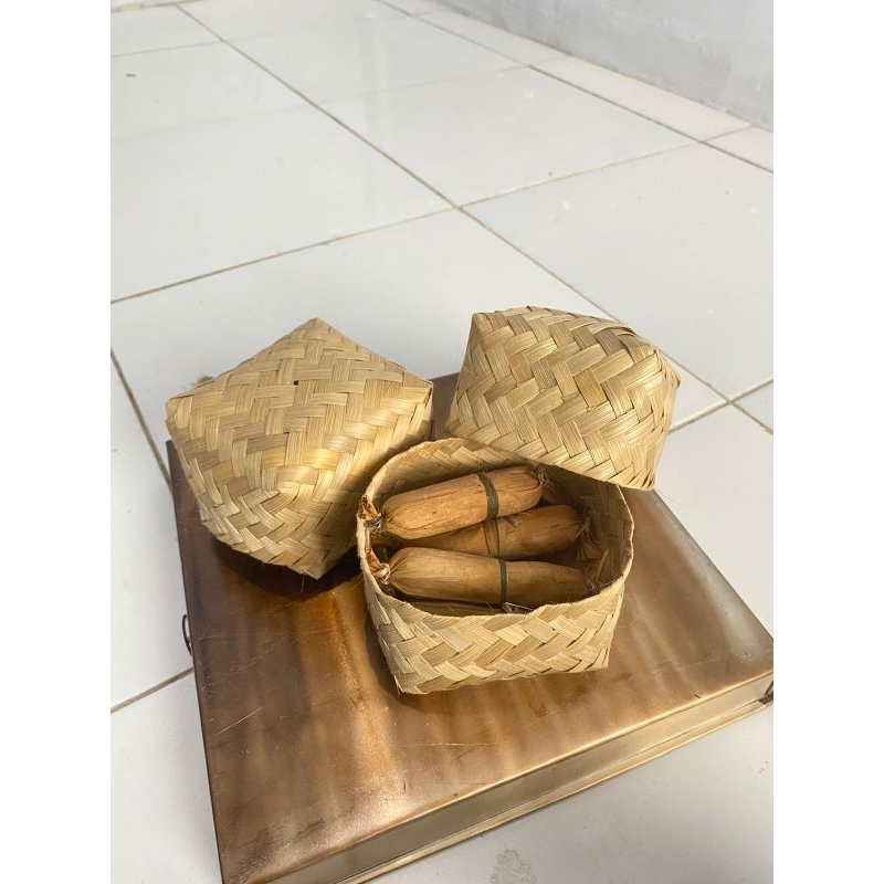 

Dodol Durian Desa Hila Khas Maluku pada Besek Bambu