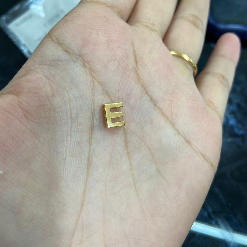 Liontin Emas Huruf E 17K -  0.7 Gram  6527