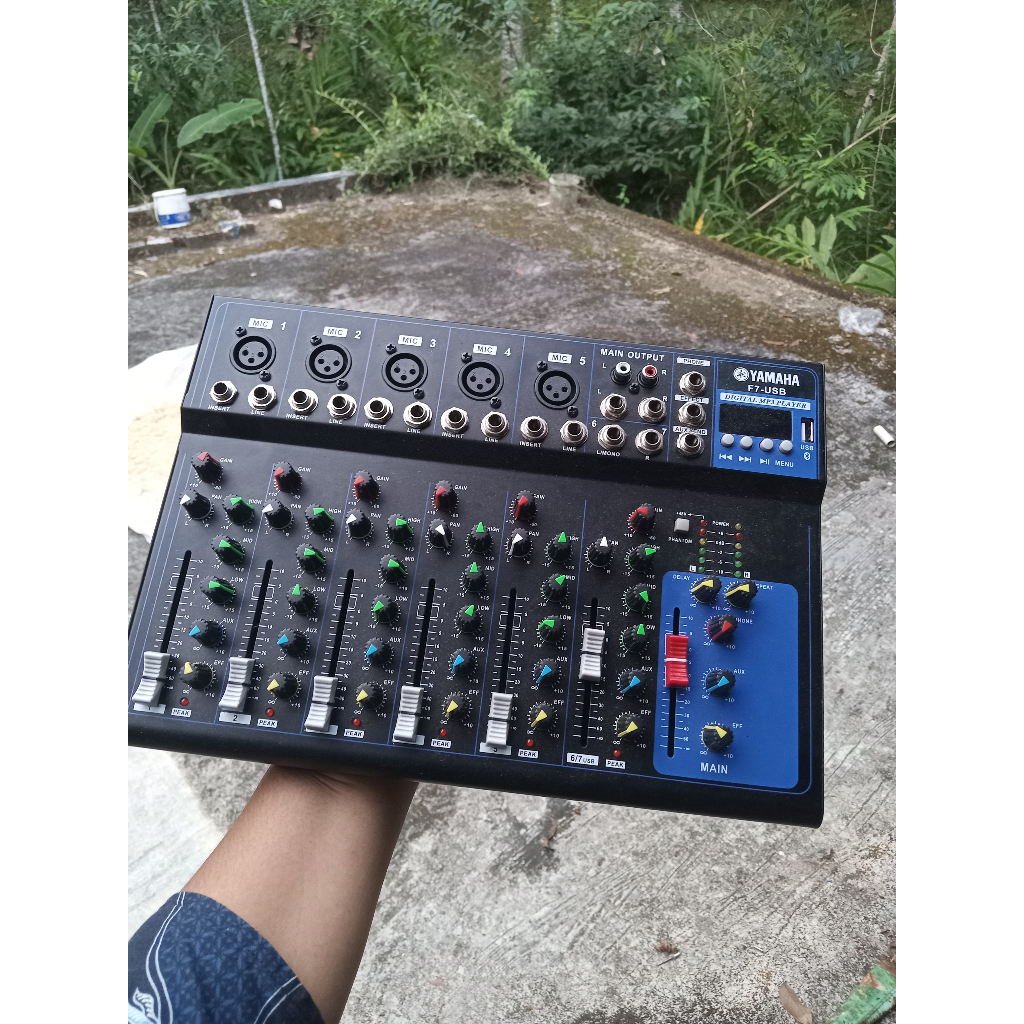 Mixer Yamaha F7