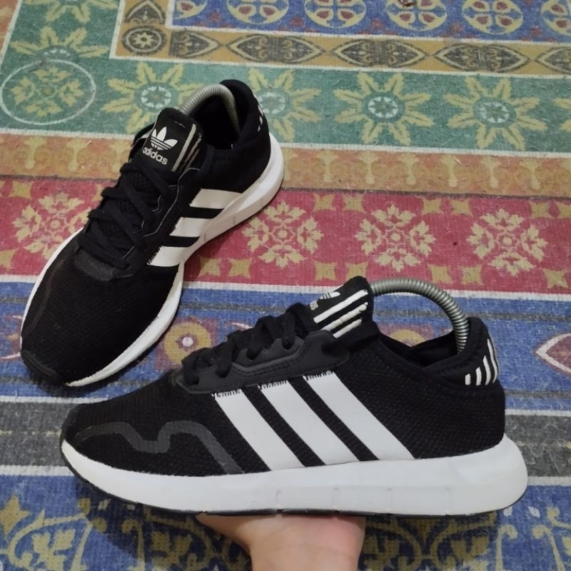Sepatu Adidas Swift Run X Size 40 (25cm)