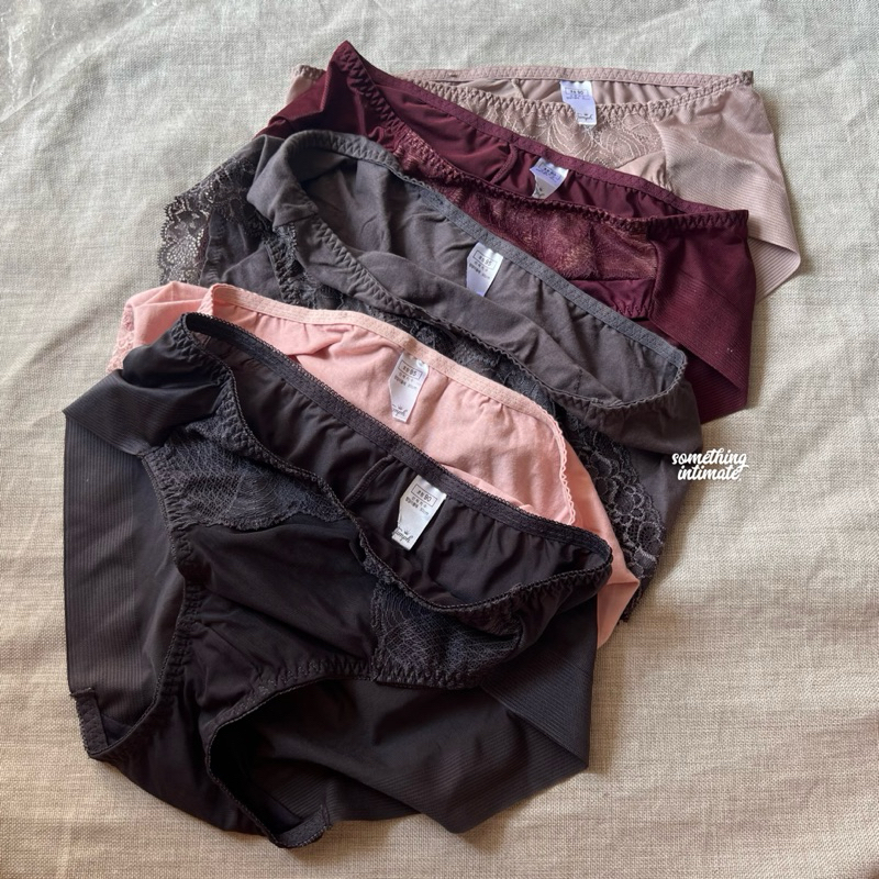 TRIUMPH Feathers Semi Highwaisted Hipster Brief Panty / Celana Dalam Wanita Lace Cotton Highwaist HW