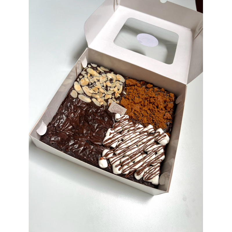 

FUDGY BROWNIES PREMIUM HAMPERS - Baked by Larei (baca deskripsi)