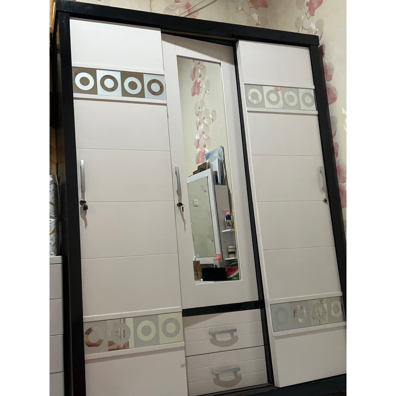 lemari 3 pintu
