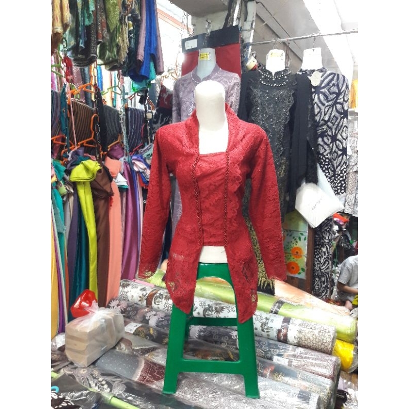 kebaya wisuda modern broklat corneli kutu baru warna merah maroon