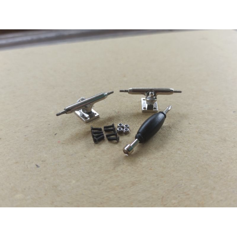 Fingerboard truck single axle flate base
