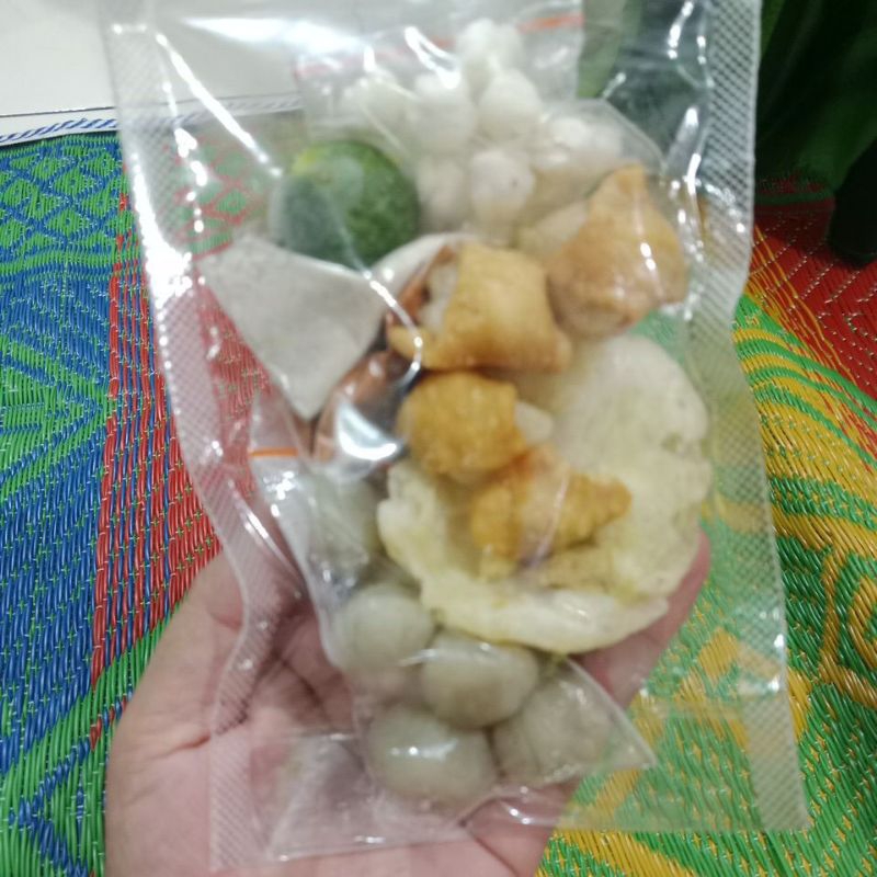 

bakso aci 1 bungkus, isi bakso 7 butir, penyedap dll