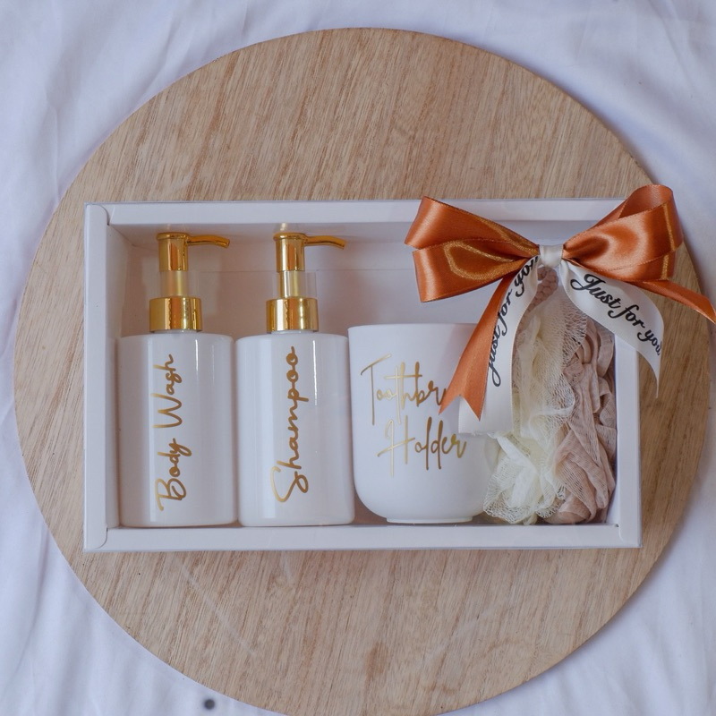 

Hampers Wedding Peralatan Mandi Aesthetic