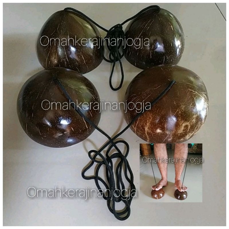 permainan egrang batok kelapa , egrang