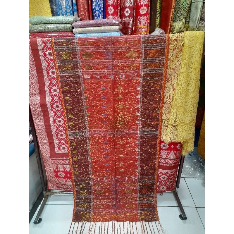 Ulos sadum Merah untuk selendang penari
