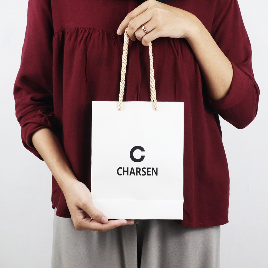 

Paperbag Putih CHARSEN Pembungkus Kado Elegant Menarik ( Hanya Paperbag ) C-123
