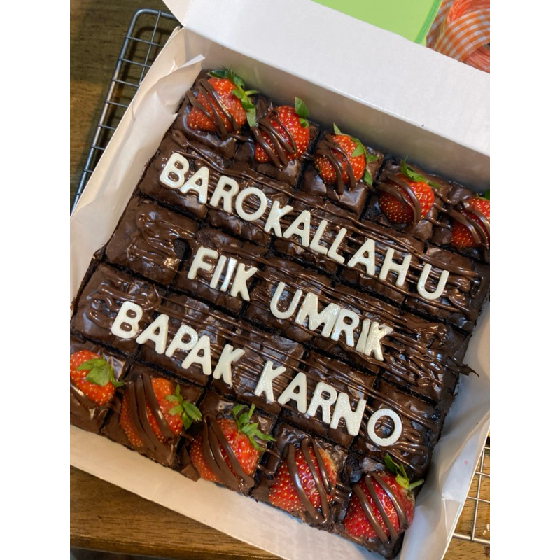 

Fudgy Brownies Sekat 20x20 isi 25 potong topping strawberry