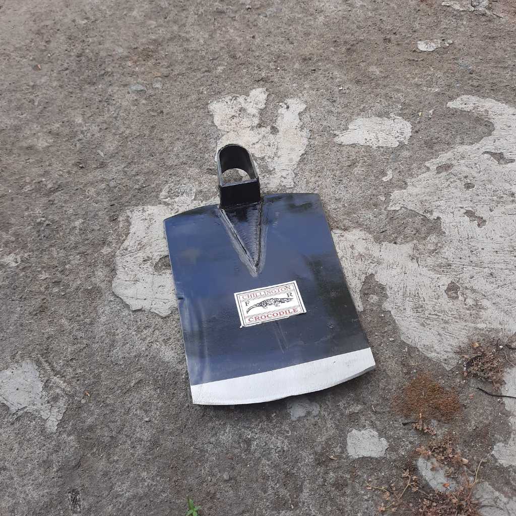 Cangkul / Pacul Tanah Cap Crocodile Baja Asli