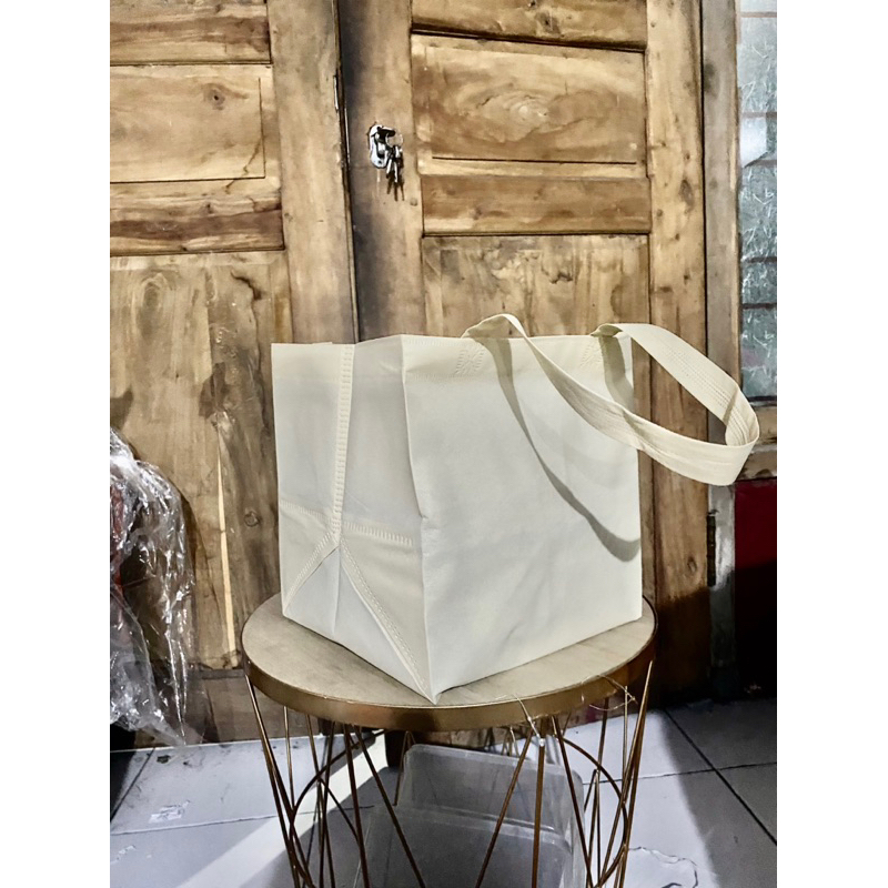 

(1 LUSIN = 12 PCS) TAS HAJATAN 20x20 TINGGI 25 CM / TAS SPUNBOND / TAS NASI BOX / TAS NASI KOTAK / TAS WALIMAH / TAS SOUVENIR / GOODIE BAG/ TAS BELANJA