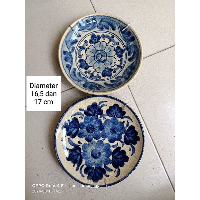 2 buah piring keramik lukis biru putih untuk dekorasi hiasan dinding