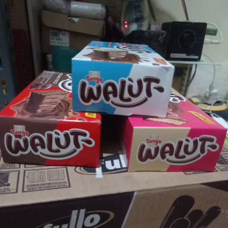 

Walut Tango Wafer isi 12 bungkus