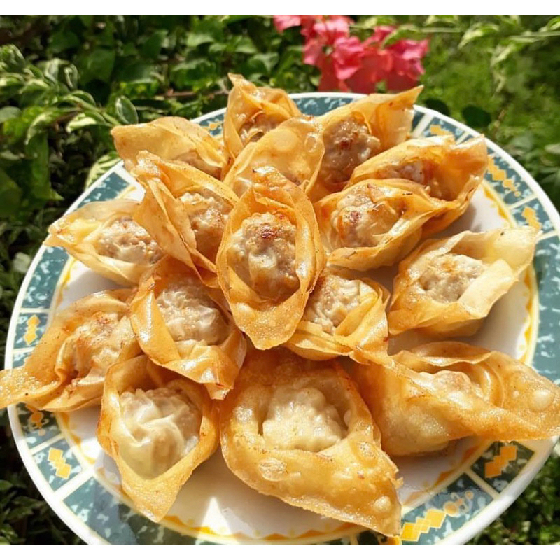 

Pangsit Ayam , 1 bungkus isi 10 biji pangsit goreng isi ayam enak banget , pangsit ayam