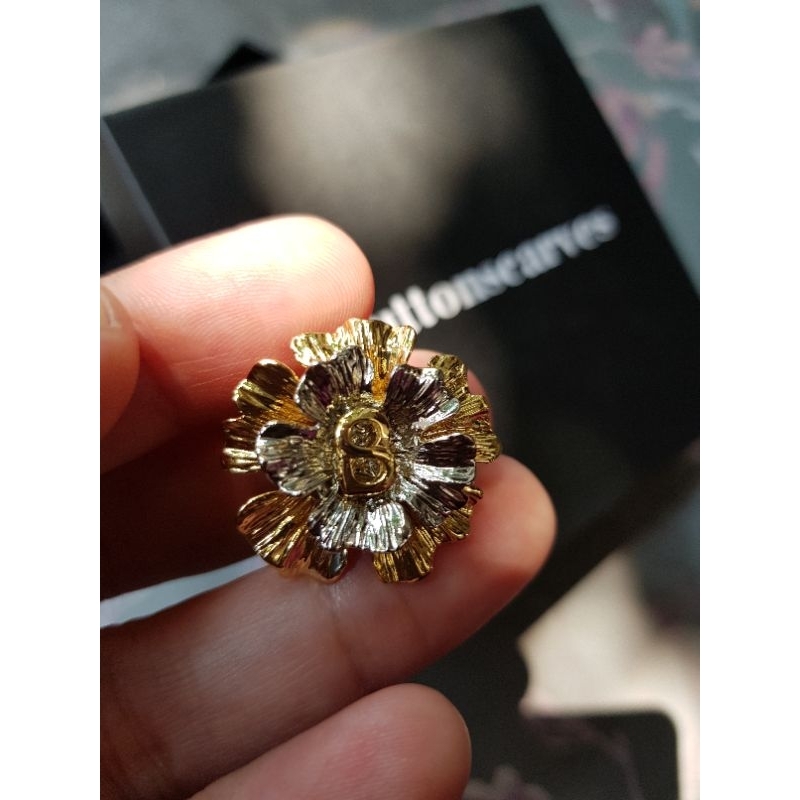 Preloved bros Buttonscarves