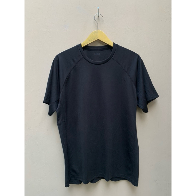 baju kaos olahraga hitam global uniqlo size fit L lengan pendek second bekas preloved murah thrift