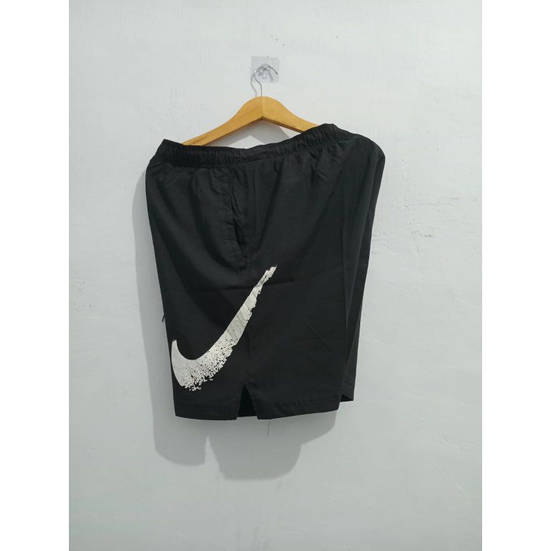 celana pendek nike big swoosh